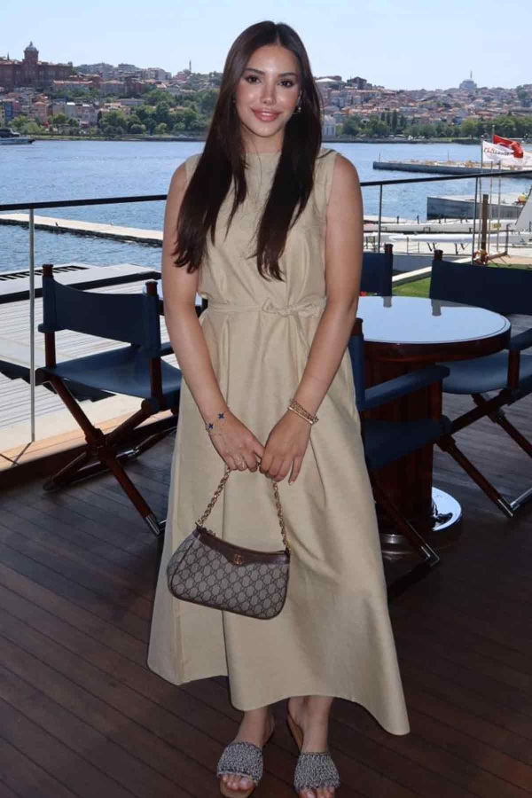 Yasemin'in Kombinini Keşfet - Thumbnail