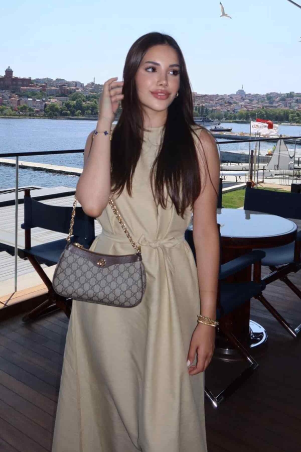 Yasemin'in Kombinini Keşfet - Thumbnail