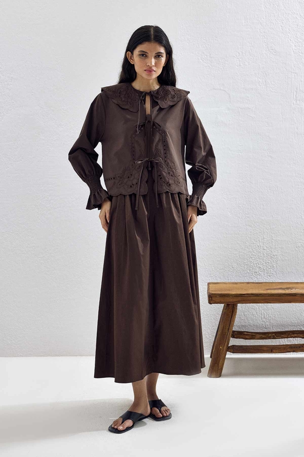 Hooopstore - Kolları Gipe Detaylı Nakışlı Kahve Gömlek