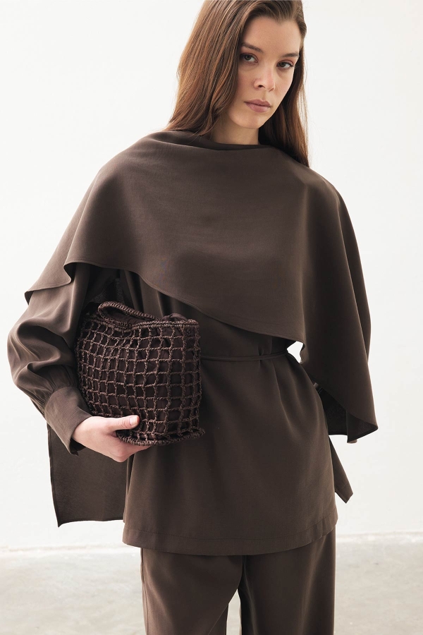 Pelerin Detaylı Kahve Pantolon Takım · 3